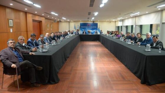 El Gobernador junto a los legisladores del bloque oficialista.