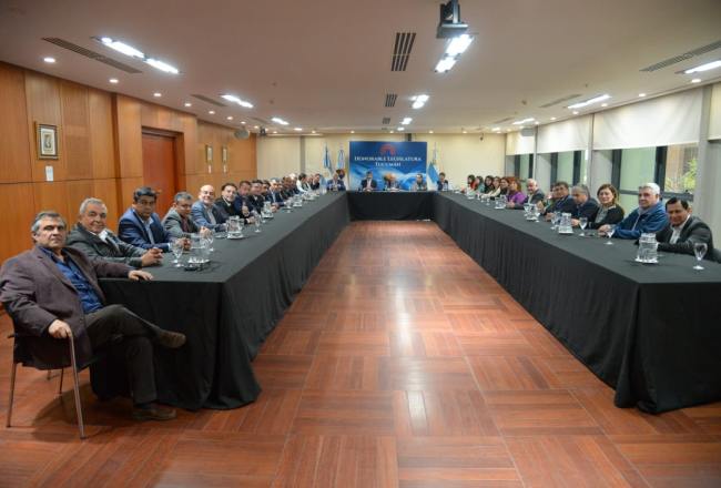 El Gobernador junto a los legisladores del bloque oficialista.